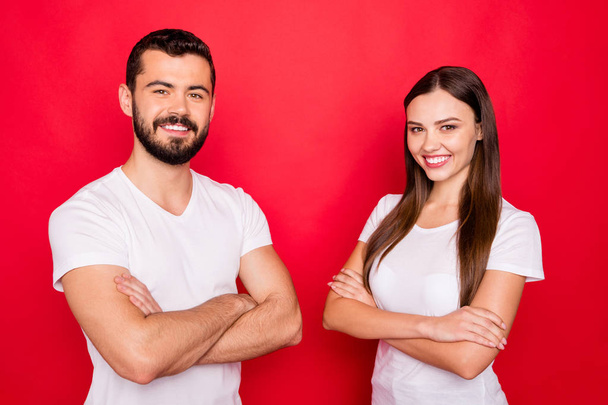 Foto van twee datum vrolijke soort blij gelukkige mensen samen permanent met vertrouwen witte t-shirts dragen terwijl geïsoleerd over rode achtergrond - Foto, afbeelding