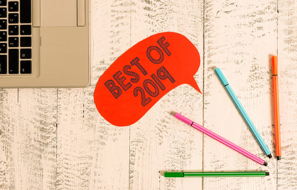 Pisanie pisma ręcznego Best of 2019. Pojęcie znaczenie wielkich i wspaniałych rzeczy i wydarzeń wydarzyło się na 2019 Open laptop puste mowy długopisy bańki leżącego rocznika drewniany stół. - Zdjęcie, obraz