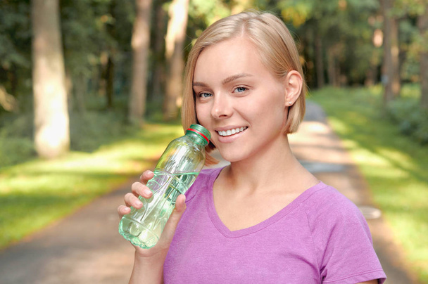 jovem loira menina beber água durante a manhã correndo
 - Foto, Imagem