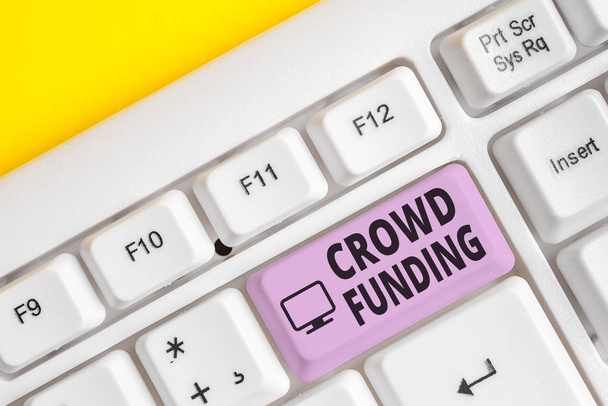 Crowd Funding'i gösteren bir not yazıyorum. İş fotoğraf vitrin Fundraising Kickstarter Startup Pledge Platformu Bağışlar Beyaz pc klavye beyaz arka plan üzerinde not kağıdı ile. - Fotoğraf, Görsel