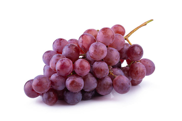 uvas rojas aisladas sobre un fondo blanco - Foto, imagen