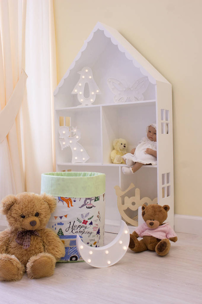 textiles for newborns in the photo Studio in the interior of the nursery, side pillow in the crib, blankets turn into envelopes for walking, cocoon for a comfortable and safe sleep, baskets for toys - Foto, imagen