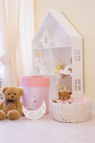 textiles for newborns in the photo Studio in the interior of the nursery, side pillow in the crib, blankets turn into envelopes for walking, cocoon for a comfortable and safe sleep, baskets for toys - 写真・画像