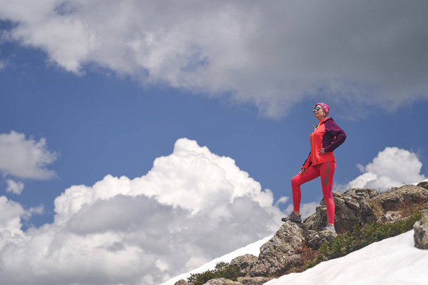 Portrait de femme de randonnée en rouge sur le beau fond montagneux
. - Photo, image
