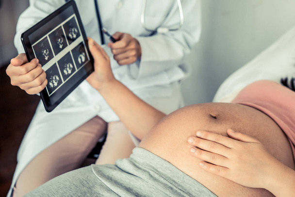 Donna incinta e ginecologo medico presso l'ospedale - Foto, immagini