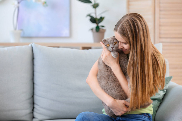 schöne Frau mit süßer Katze zu Hause - Foto, Bild