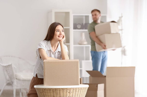 Felice giovane donna con scatole in movimento nella loro nuova casa
 - Foto, immagini