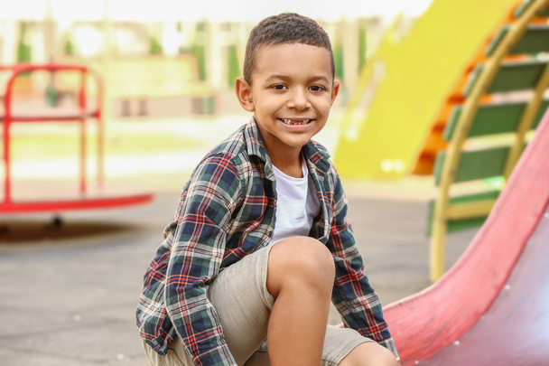 Aranyos kis afro-amerikai fiú a játszótéren - Fotó, kép