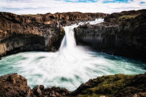 La cascada de Aldeyjarfoss en Islandia del Norte. - Foto, imagen