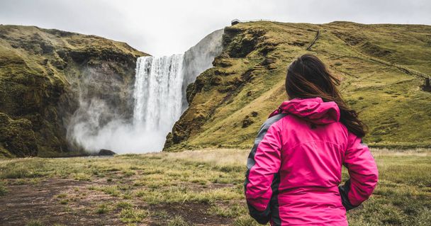 Cestovatel cestovat do Skogafoss vodopádu na Islandu. - Fotografie, Obrázek