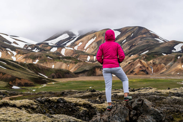 Escursione del viaggiatore a Landmannalaugar Islanda Highland
  - Foto, immagini