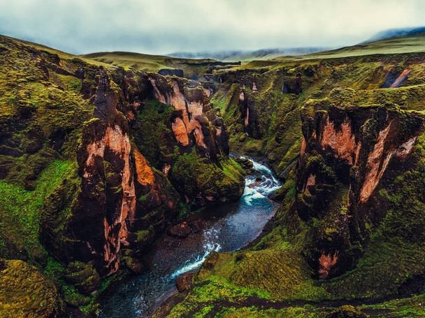 Einzigartige Landschaft von Fjadrargljufur in Island. - Foto, Bild