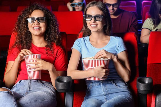 Amis avec pop-corn regarder un film au cinéma
 - Photo, image
