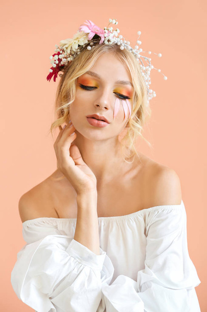 Gyönyörű fiatal nő, a háttér szín Virág Koszorú - Fotó, kép
