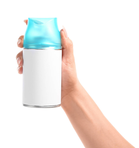 Vrouwelijke hand met fles luchtverfrisser op witte achtergrond - Foto, afbeelding