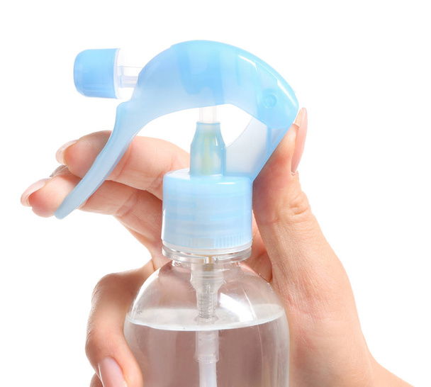 Mão feminina com garrafa de purificador de ar no fundo branco, close-up
 - Foto, Imagem