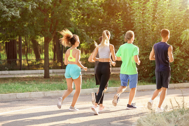 Grupo de jovens desportivos que correm ao ar livre
 - Foto, Imagem
