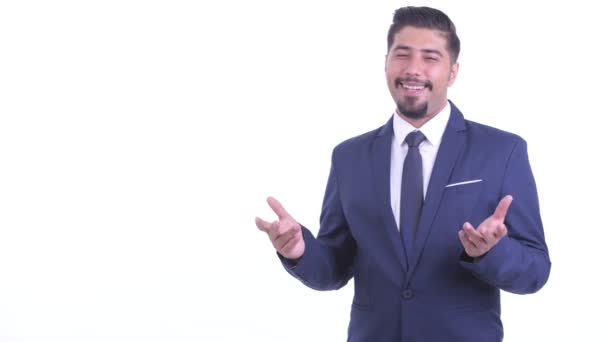 Ευτυχισμένος μουσάτος περσικός επιχειρηματίας αγγίζοντας κάτι και μιλώντας - Πλάνα, βίντεο
