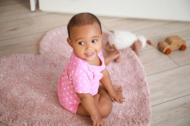 Porträt des süßen afrikanisch-amerikanischen Babys zu Hause - Foto, Bild