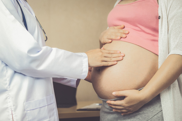 Těhotná žena a gynekolog lékař v nemocnici - Fotografie, Obrázek
