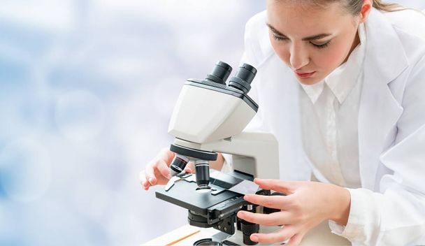 Chercheur scientifique utilise le microscope en laboratoire
 - Photo, image