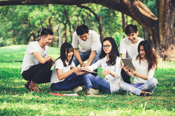 Equipo de jóvenes estudiantes que estudian en el parque
. - Foto, imagen