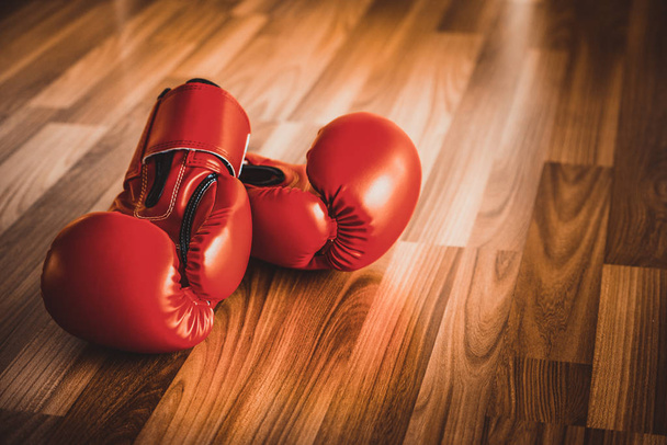 Красные боксерские перчатки на деревянном фоне. Спорт и здоровый образ жизни
. - Фото, изображение