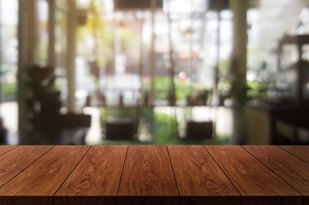A modern étterem elhomályosítja a fa asztalt - Fotó, kép