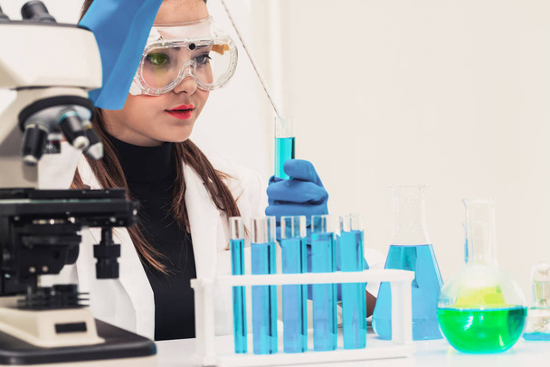 Woman scientist working in chemist laboratory. - Fotó, kép