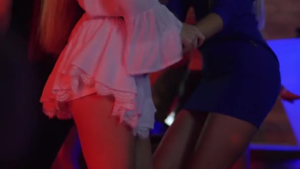 движения тела, молодые девушки с стройными фигурами активно танцуют задницы на танцполе ночного клуба
 - Кадры, видео