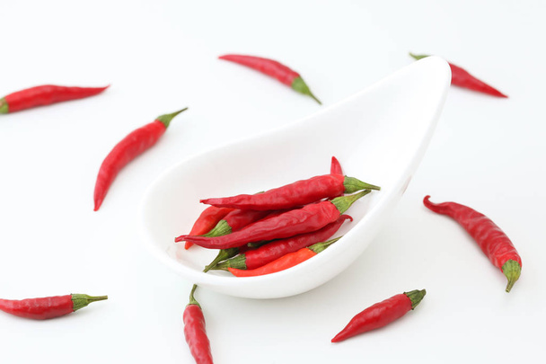 rode chili pepers geïsoleerd op een witte achtergrond - Foto, afbeelding