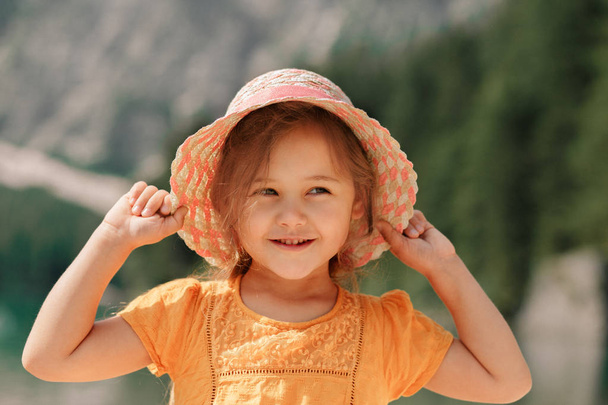 Porträt eines kleinen Mädchens mit Strohhut - Foto, Bild