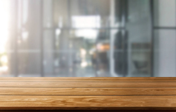 Mesa de madera en el centro de la ciudad moderno fondo de oficina
 - Foto, Imagen