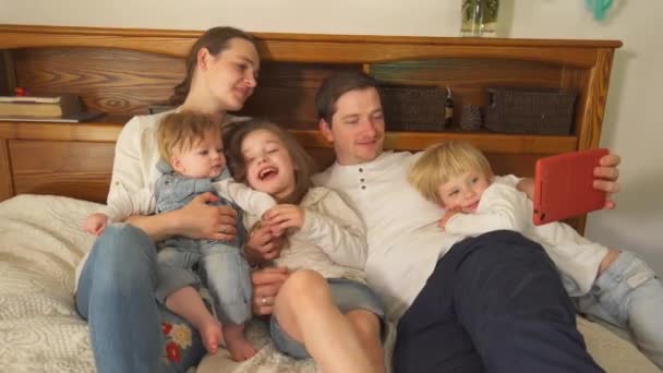 Famiglia felice posa per selfie di fronte al computer tablet. Colpo palmare
 - Filmati, video