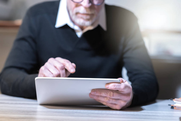 Homme âgé utilisant sa tablette
 - Photo, image