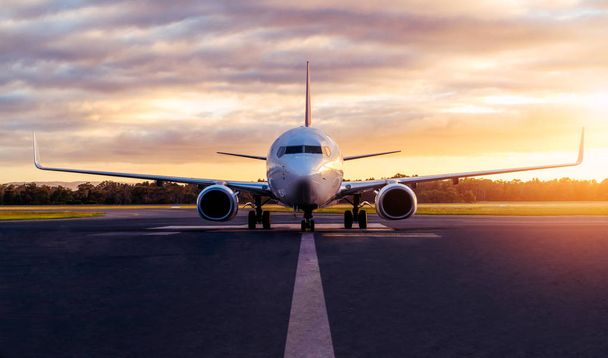 Avião na pista do aeroporto ao pôr do sol na Tasmânia
 - Foto, Imagem