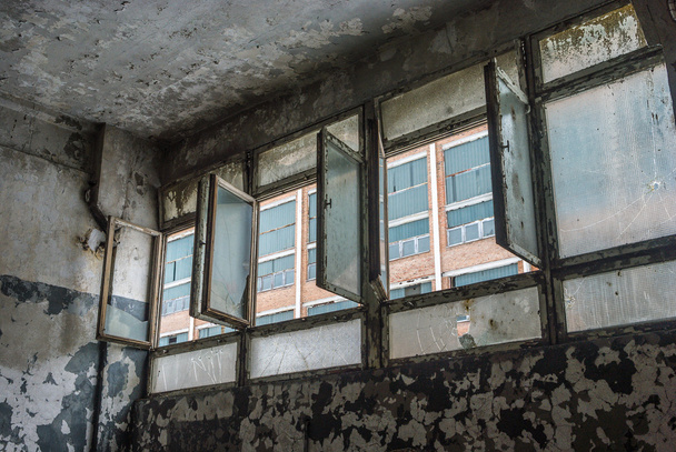 Endüstriyel beton duvarı Windows'ta - Fotoğraf, Görsel