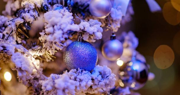 Geceleri mavi renkte Noel süsleme balosu - Fotoğraf, Görsel