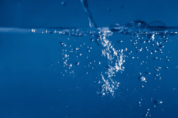 泡の背景を持つ暗い水の完全なフレーム ロイヤリティフリー写真 画像素材