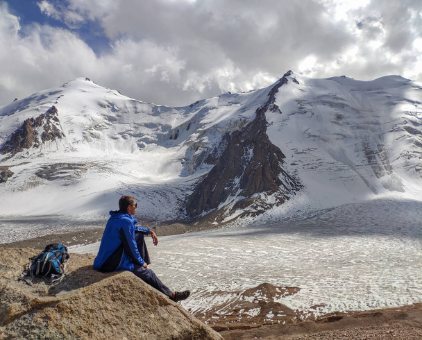 Trans-Ili Alatau catena montuosa del sistema Tien Shan in Kazakistan vicino alla città di Almaty. Picchi rocciosi ricoperti di neve e ghiacciai in piena estate sotto le nuvole
 - Foto, immagini