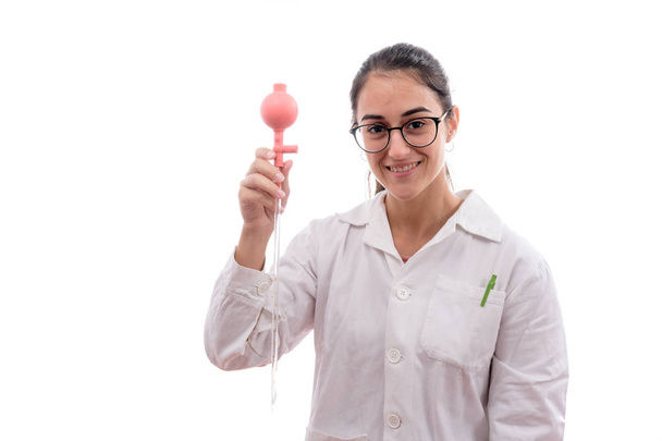 Caucasienne jeune fille de laboratoire avec des lunettes tenant et montrant quelques pipettes de laboratoire
 - Photo, image