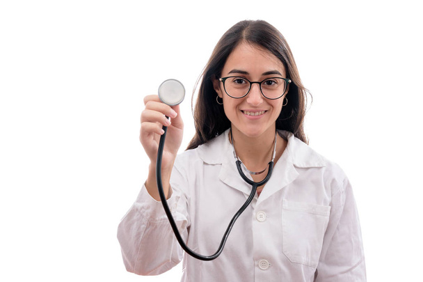 Молода біла медсестра з білим пальто і стетоскоп на білому тлі ізольовані
 - Фото, зображення