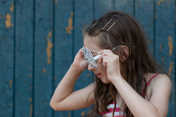 9-10 yaşında bir kız Cadılar Bayramı veya yaz tema partisi için bir örümcek tasarımı ile gözlük giydi. - Fotoğraf, Görsel
