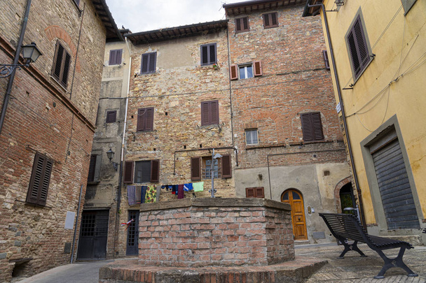 Гамбассі-Терме, середньовічне місто в Тоскані - Фото, зображення