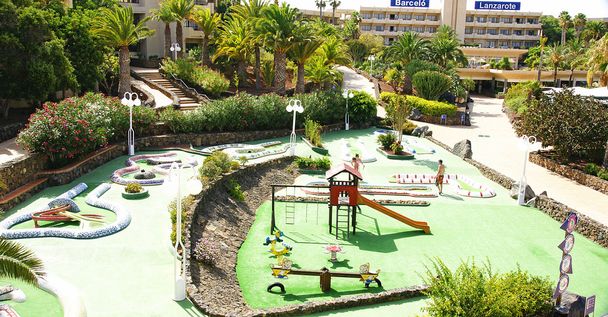 Minigolf e parco giochi in un resort
 - Foto, immagini