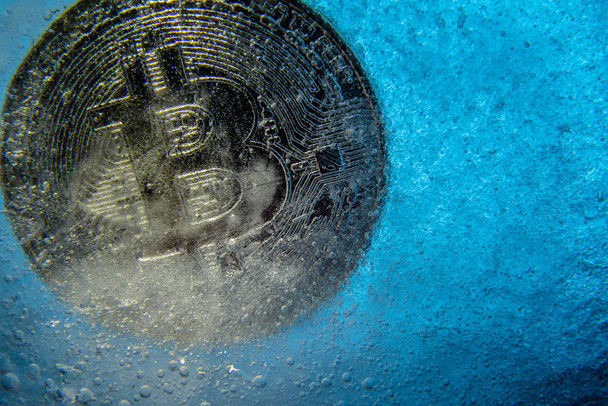 Srebro Bitcoin, bit moneta online waluty cyfrowej zamrożone w niebieskim lodzie. Koncepcja łańcucha bloków, awaria rynku kryptowaluta. Zamrożony pieniądz kryptowaluta, amortyzacja - Zdjęcie, obraz