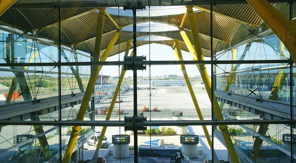 Інтер'єр терміналу в аеропорту Барахас 4 - Фото, зображення