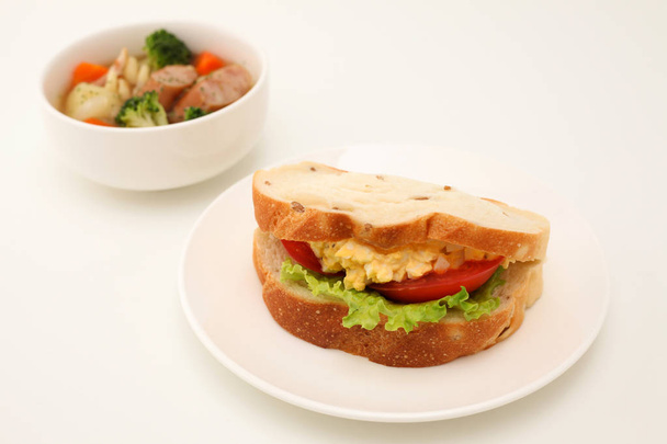 白い背景に分離された野菜スープと卵トマトレタスのサンドイッチ - 写真・画像