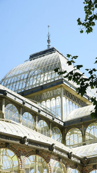 Vista interior y exterior del Palacio de Cristal
 - Foto, imagen