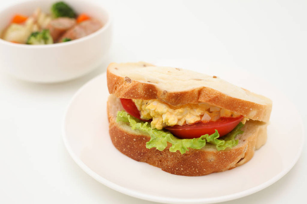 Sandwich con lattuga di pomodoro all'uovo con zuppa di verdure isolata su sfondo bianco
 - Foto, immagini